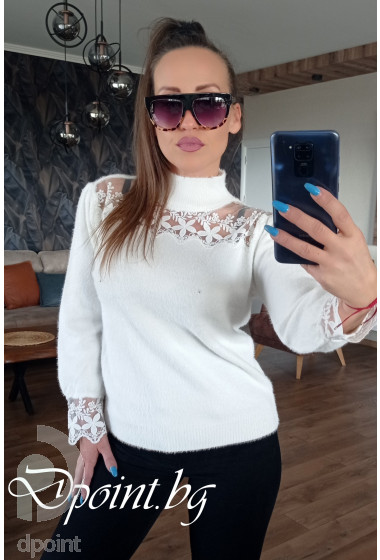 Красива дамска блуза с дантела на деколтето Нимана