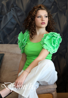 Дамска лятна блуза с ефектни цветя на ръкавиите - Мелиса