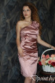 Вталена рокля с едно рамо и цвете от плътен сатен Kimberly